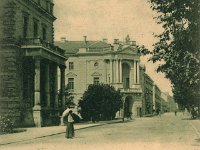 Akademički trg (današnji Trg Josipa Juraja Strossmayera) oko 1900.-1905. godine. U pozadini Kukovićeva ulica (današnja Hebrangova)